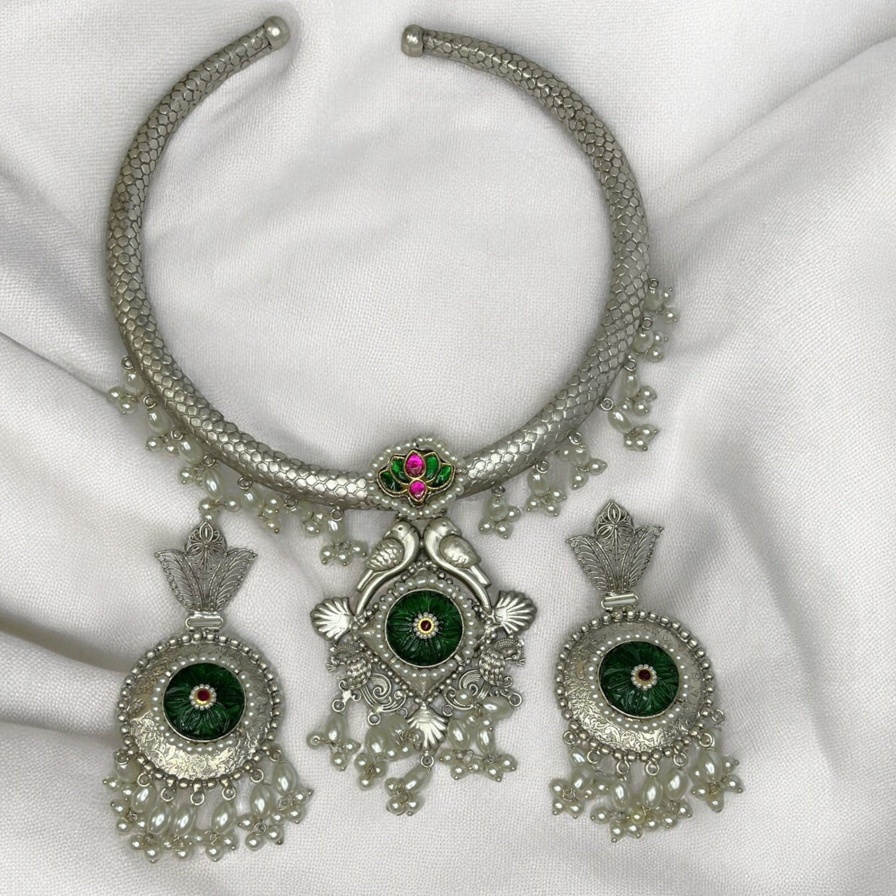 Silver Plated Hasli Necklace Set with Carved Stone